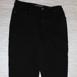 Black Gloria Vanderbilt Capri Jeans